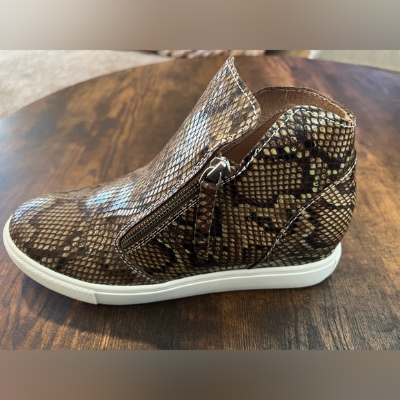 NIB Bernie Mev. Wharton Snake Skin Bootie, Size 39 (8.5) - Picture 3 of 11